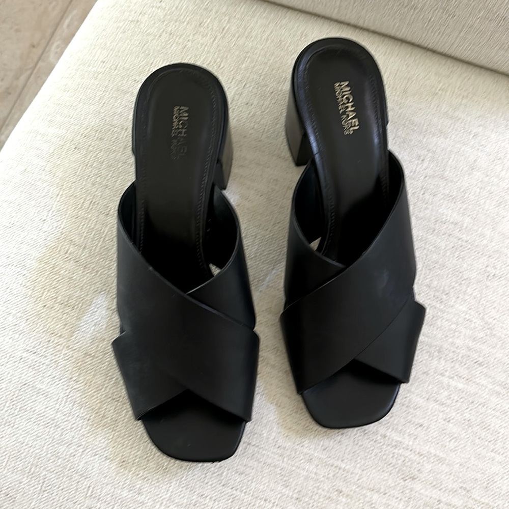 Michael Kors Leather Sandal Slides. Black. Size 8. Good Condition.